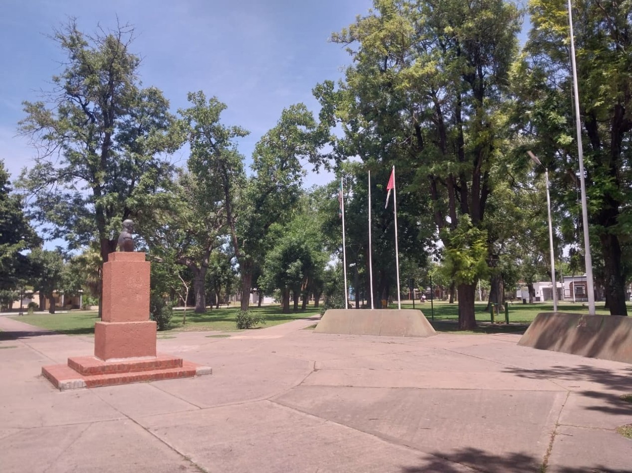 Casa con salida al Rio Carcaraña con una hermosa vista emplazada en 990 m2 con 2 ingresos mas pileta  ideal para un emprendimiento