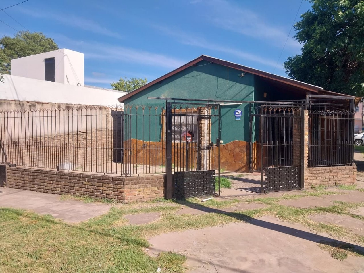 Casa en esquina  con 3 ingresos, cochera posibilidad local comercial 3 dormitorios patio parrillero Ideal emprendimientos valor negociable