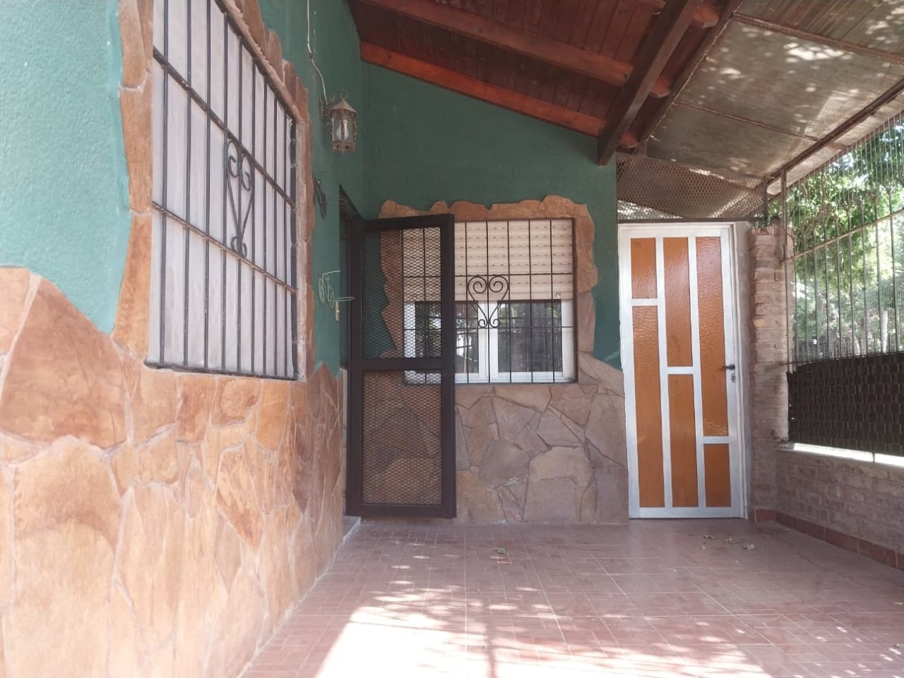 Casa en esquina  con 3 ingresos, cochera posibilidad local comercial 3 dormitorios patio parrillero Ideal emprendimientos valor negociable