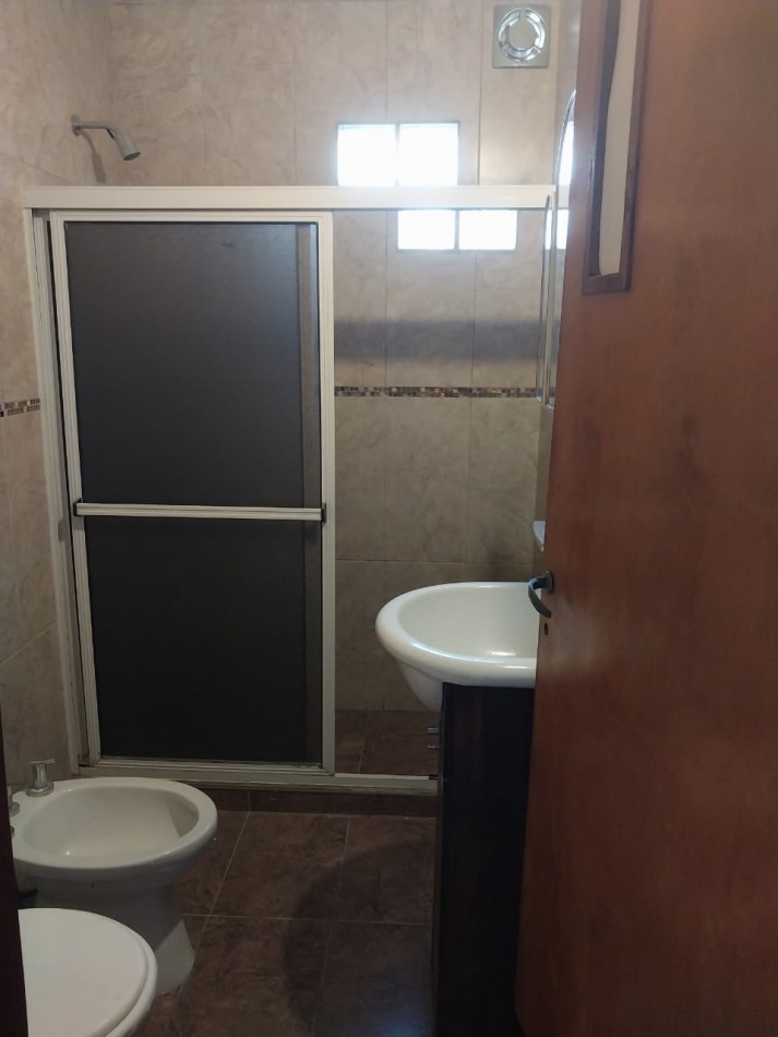 Casa en esquina  con 3 ingresos, cochera posibilidad local comercial 3 dormitorios patio parrillero Ideal emprendimientos valor negociable