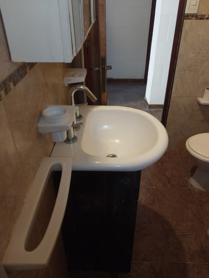 Casa en esquina  con 3 ingresos, cochera posibilidad local comercial 3 dormitorios patio parrillero Ideal emprendimientos valor negociable