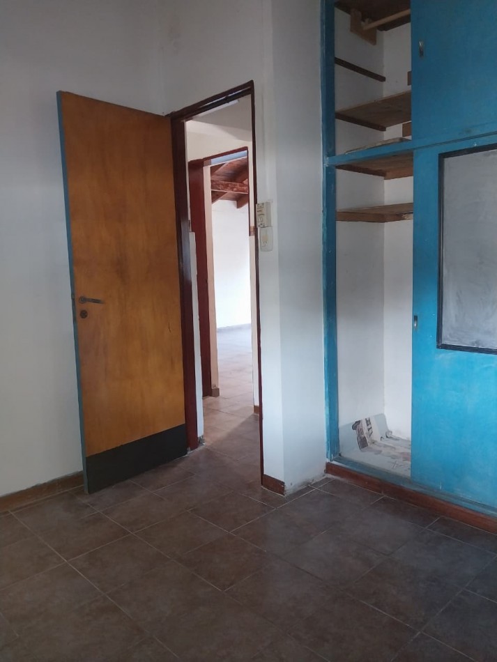 Casa en esquina  con 3 ingresos, cochera posibilidad local comercial 3 dormitorios patio parrillero Ideal emprendimientos valor negociable