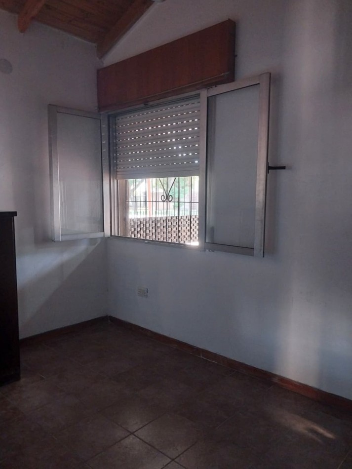 Casa en esquina  con 3 ingresos, cochera posibilidad local comercial 3 dormitorios patio parrillero Ideal emprendimientos valor negociable