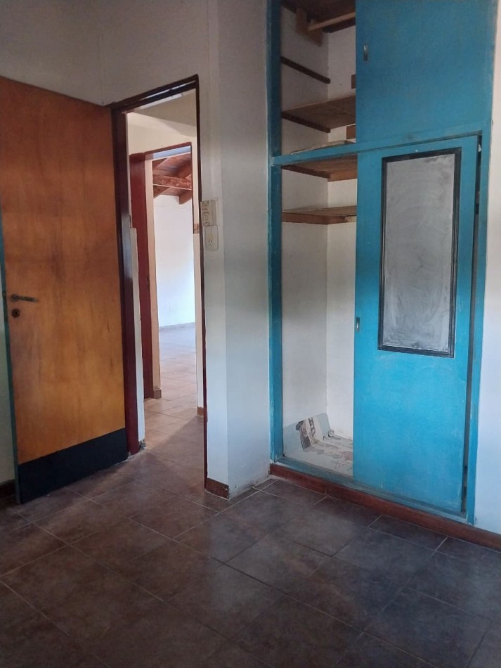 Casa en esquina  con 3 ingresos, cochera posibilidad local comercial 3 dormitorios patio parrillero Ideal emprendimientos valor negociable