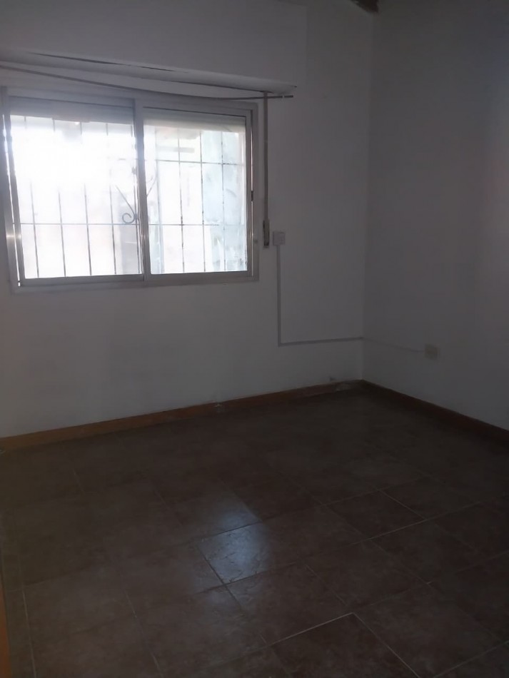 Casa en esquina  con 3 ingresos, cochera posibilidad local comercial 3 dormitorios patio parrillero Ideal emprendimientos valor negociable