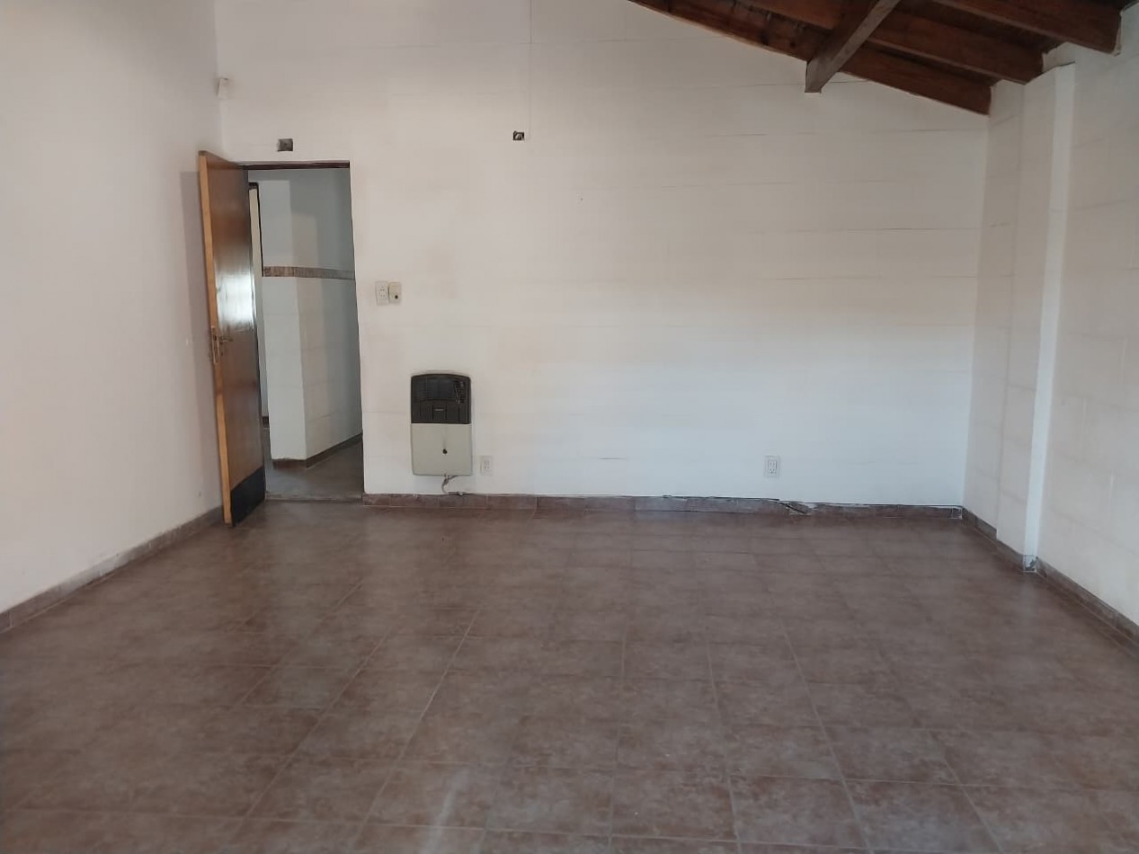 Casa en esquina  con 3 ingresos, cochera posibilidad local comercial 3 dormitorios patio parrillero Ideal emprendimientos valor negociable