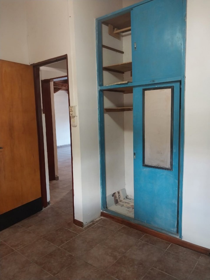 Casa en esquina  con 3 ingresos, cochera posibilidad local comercial 3 dormitorios patio parrillero Ideal emprendimientos valor negociable