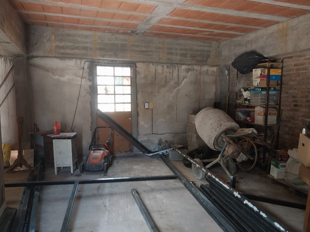 Casa en esquina  con 3 ingresos, cochera posibilidad local comercial 3 dormitorios patio parrillero Ideal emprendimientos valor negociable