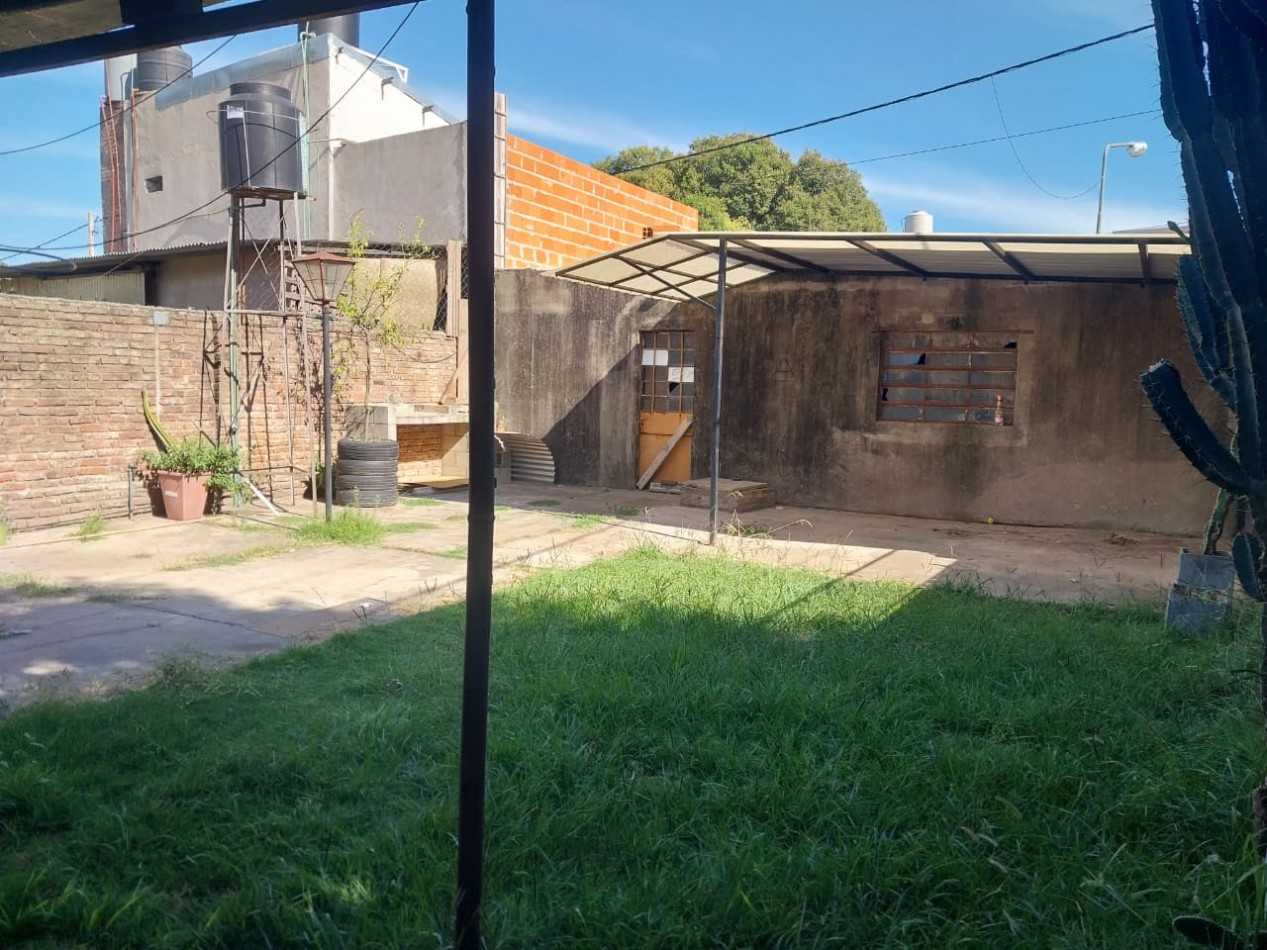 Casa en esquina  con 3 ingresos, cochera posibilidad local comercial 3 dormitorios patio parrillero Ideal emprendimientos valor negociable