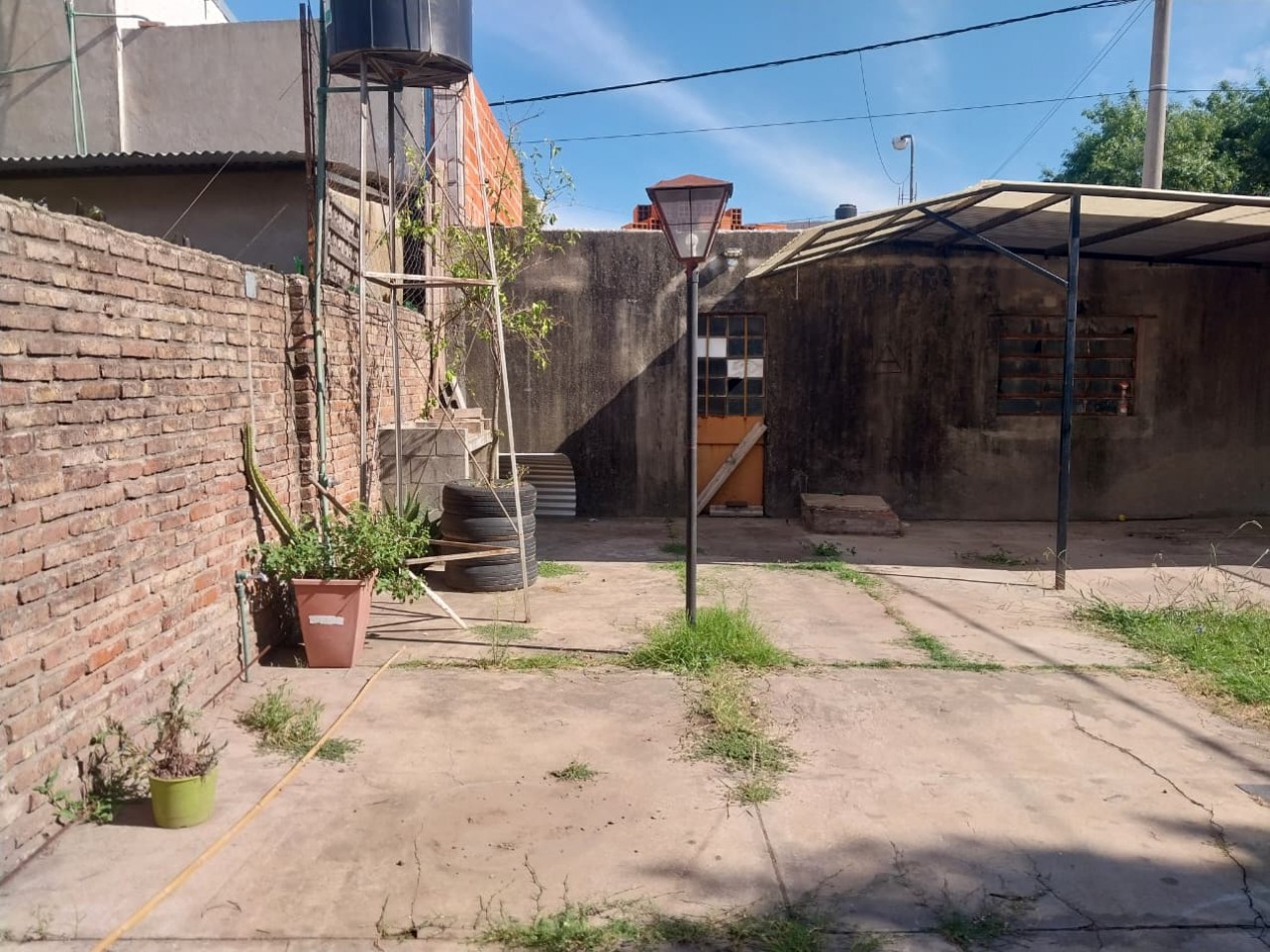 Casa en esquina  con 3 ingresos, cochera posibilidad local comercial 3 dormitorios patio parrillero Ideal emprendimientos valor negociable