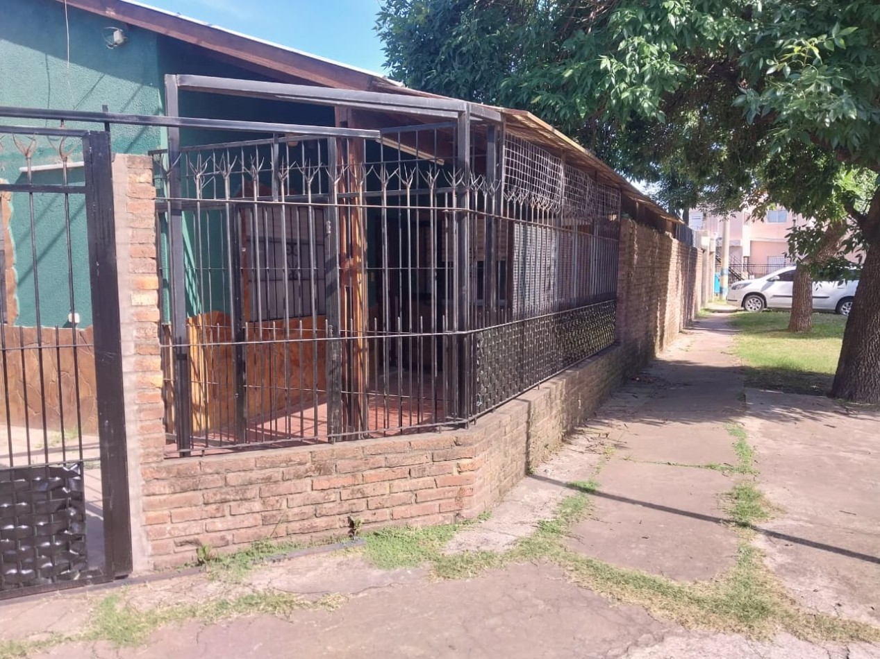 Casa en esquina  con 3 ingresos, cochera posibilidad local comercial 3 dormitorios patio parrillero Ideal emprendimientos valor negociable