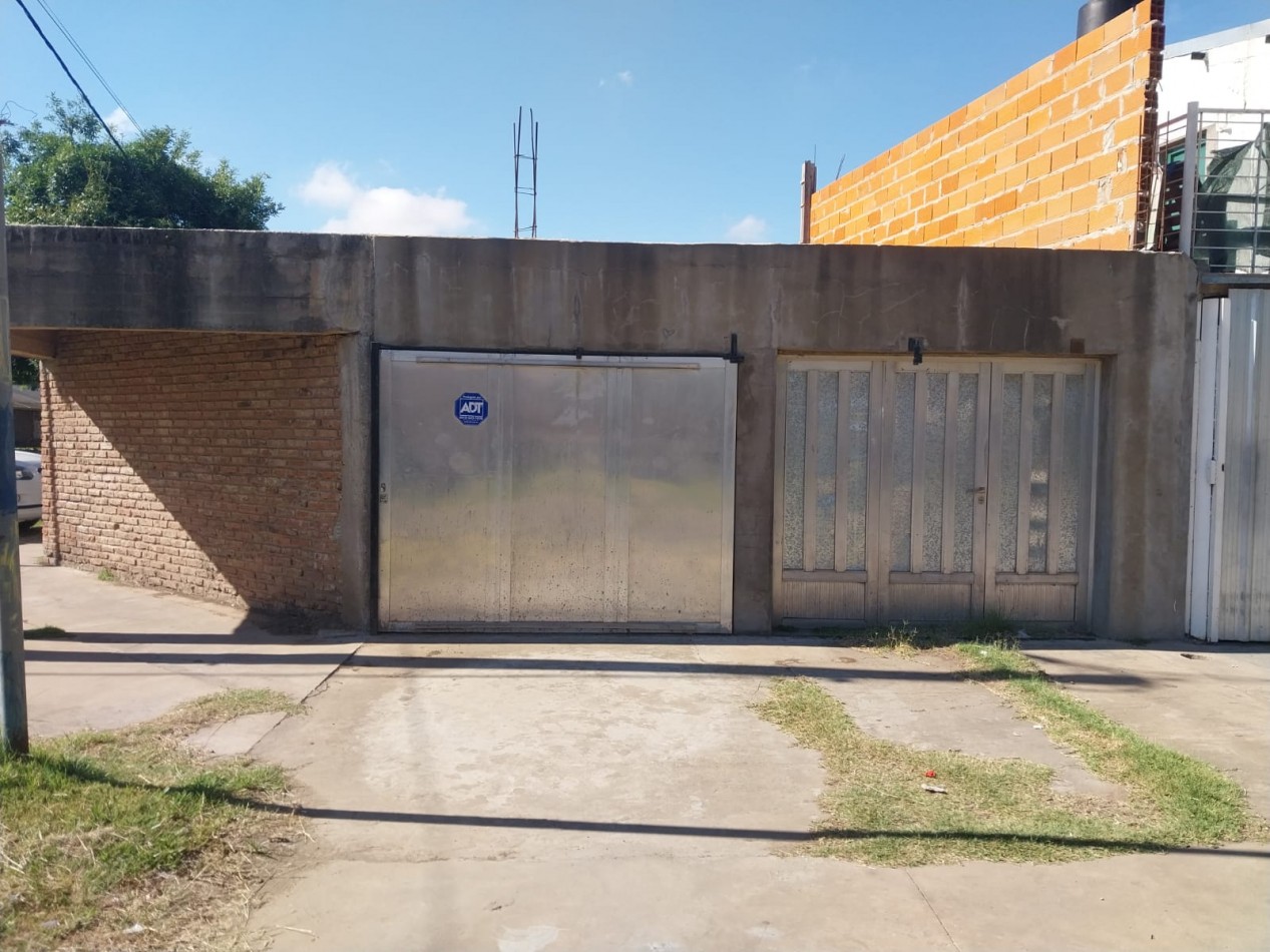 Casa en esquina  con 3 ingresos, cochera posibilidad local comercial 3 dormitorios patio parrillero Ideal emprendimientos valor negociable