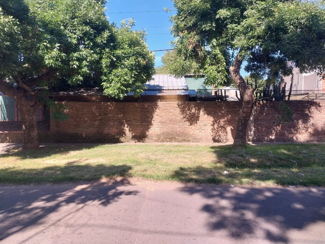 Casa en esquina  con 3 ingresos, cochera posibilidad local comercial 3 dormitorios patio parrillero Ideal emprendimientos valor negociable