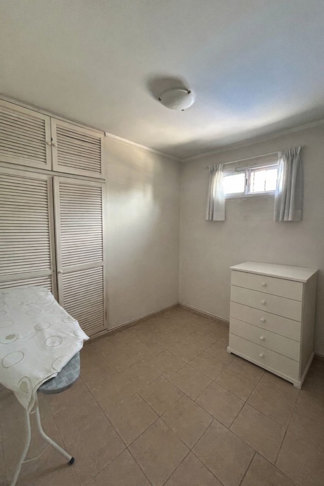 CASA AL FRENTE DESARROLLADA EN 2 PLANTAS 5 DORMITORIOS CON PISINA PARRILLERO COCHERA PARA 2 VEHICULOS 