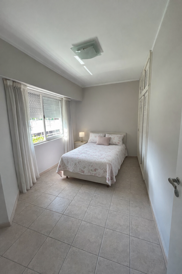 CASA AL FRENTE DESARROLLADA EN 2 PLANTAS 5 DORMITORIOS CON PISINA PARRILLERO COCHERA PARA 2 VEHICULOS 