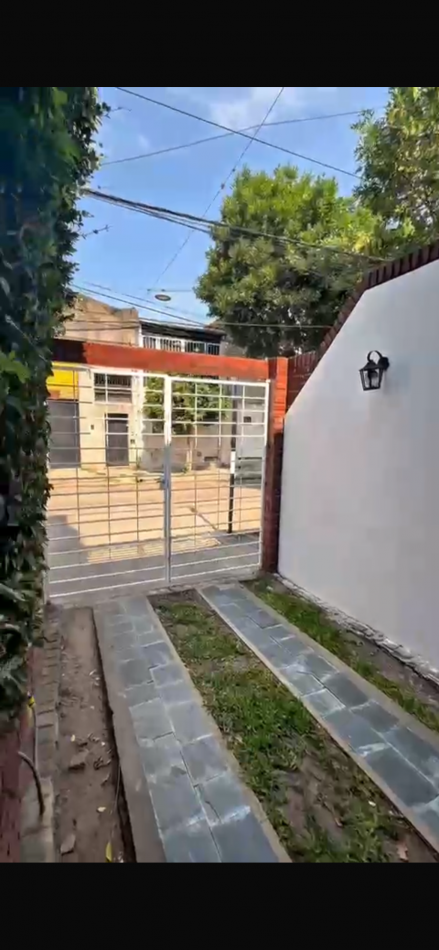 CASA AL FRENTE DESARROLLADA EN 2 PLANTAS 5 DORMITORIOS CON PISINA PARRILLERO COCHERA PARA 2 VEHICULOS 