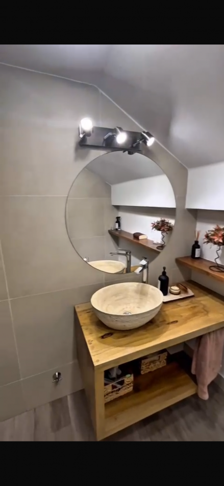 CASA AL FRENTE DESARROLLADA EN 2 PLANTAS 5 DORMITORIOS CON PISINA PARRILLERO COCHERA PARA 2 VEHICULOS 