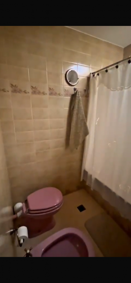 CASA AL FRENTE DESARROLLADA EN 2 PLANTAS 5 DORMITORIOS CON PISINA PARRILLERO COCHERA PARA 2 VEHICULOS 