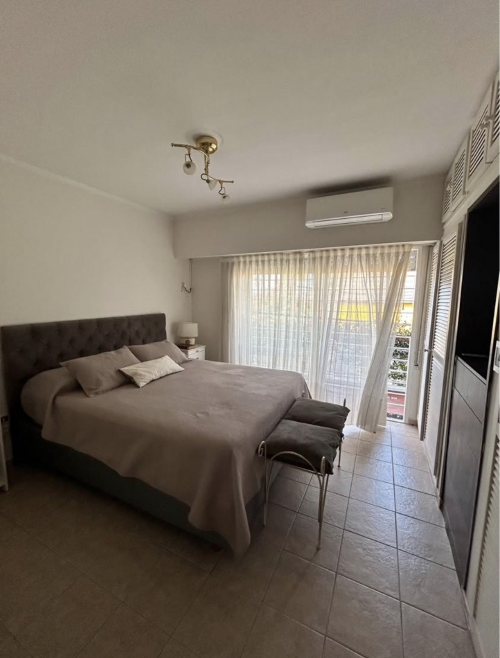 CASA AL FRENTE DESARROLLADA EN 2 PLANTAS 5 DORMITORIOS CON PISINA PARRILLERO COCHERA PARA 2 VEHICULOS 