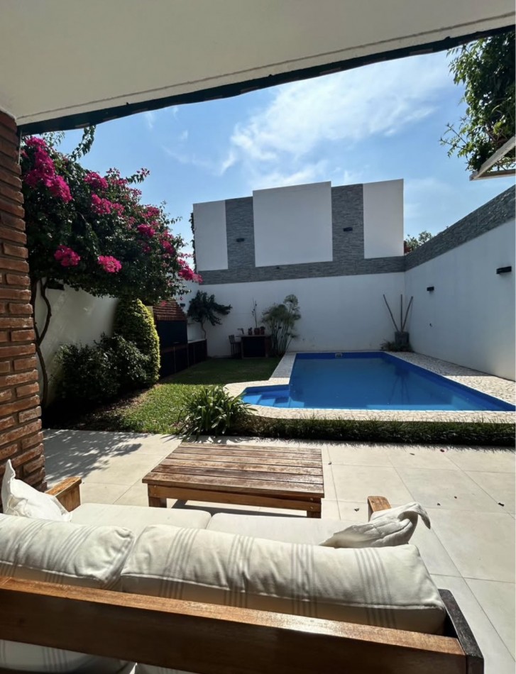 CASA AL FRENTE DESARROLLADA EN 2 PLANTAS 5 DORMITORIOS CON PISINA PARRILLERO COCHERA PARA 2 VEHICULOS 