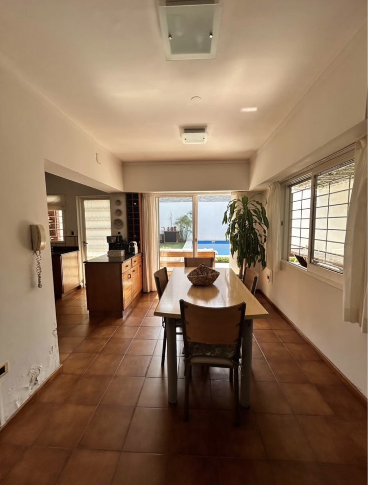 CASA AL FRENTE DESARROLLADA EN 2 PLANTAS 5 DORMITORIOS CON PISINA PARRILLERO COCHERA PARA 2 VEHICULOS 