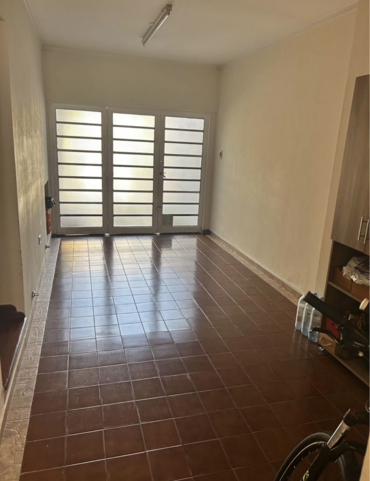 CASA AL FRENTE DESARROLLADA EN 2 PLANTAS 5 DORMITORIOS CON PISINA PARRILLERO COCHERA PARA 2 VEHICULOS 