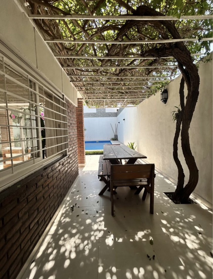 CASA AL FRENTE DESARROLLADA EN 2 PLANTAS 5 DORMITORIOS CON PISINA PARRILLERO COCHERA PARA 2 VEHICULOS 