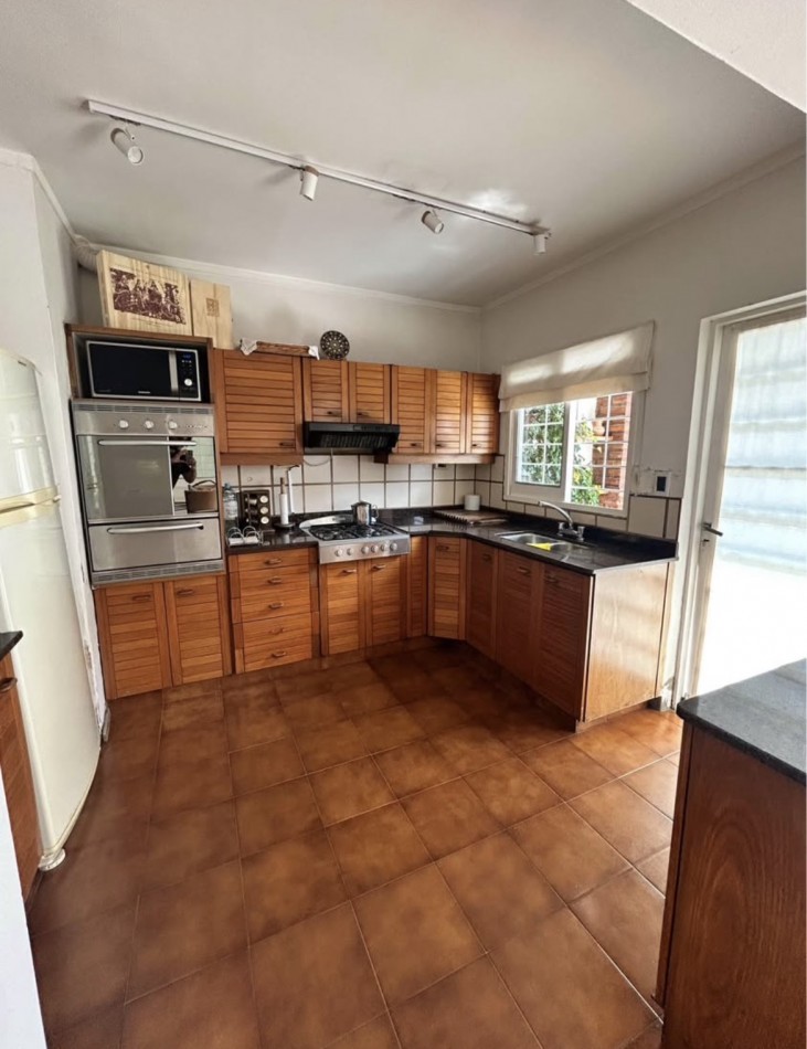 CASA AL FRENTE DESARROLLADA EN 2 PLANTAS 5 DORMITORIOS CON PISINA PARRILLERO COCHERA PARA 2 VEHICULOS 