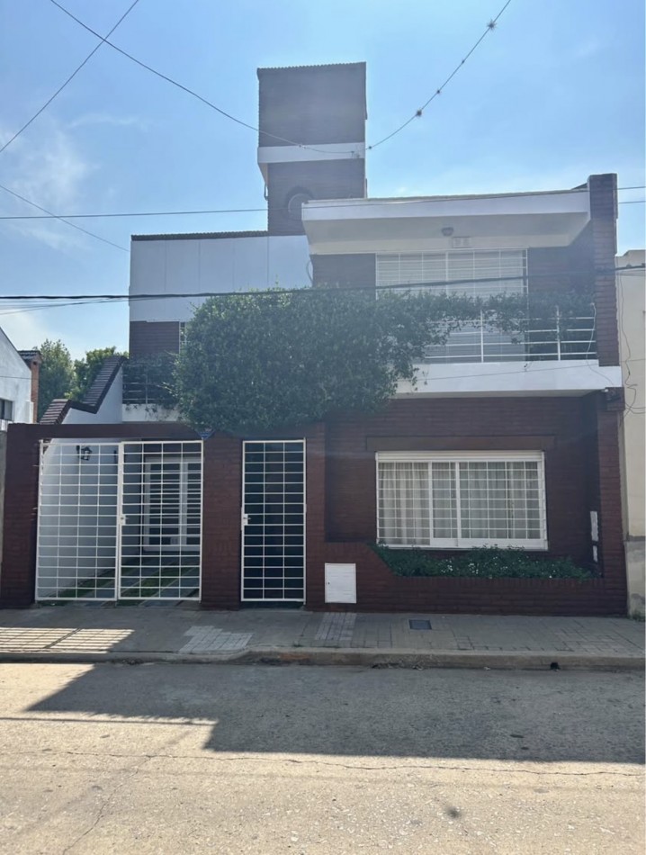 CASA AL FRENTE DESARROLLADA EN 2 PLANTAS 5 DORMITORIOS CON PISINA PARRILLERO COCHERA PARA 2 VEHICULOS 