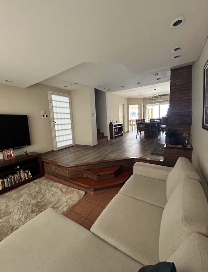 CASA AL FRENTE DESARROLLADA EN 2 PLANTAS 5 DORMITORIOS CON PISINA PARRILLERO COCHERA PARA 2 VEHICULOS 