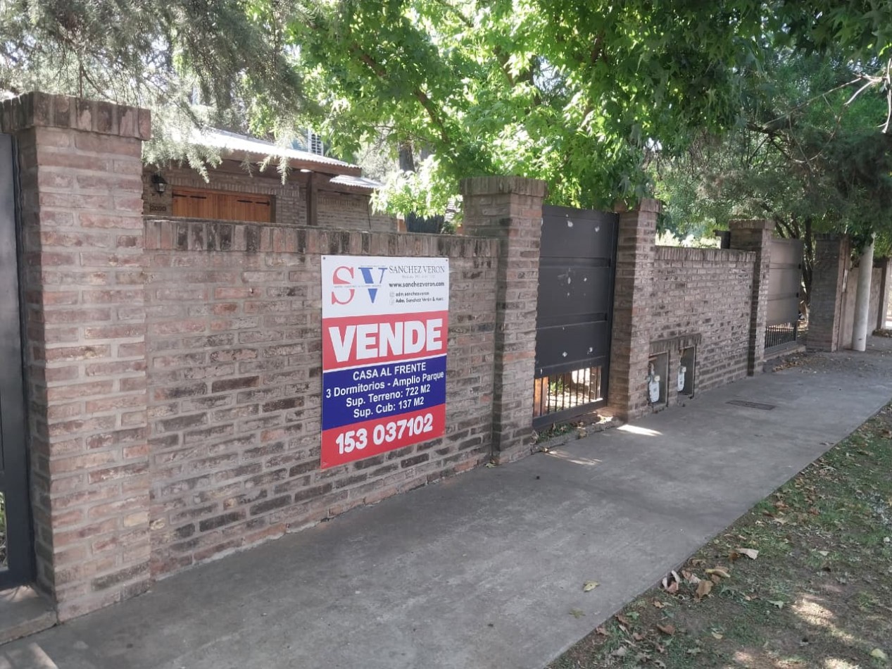 Casa desarrollada sobre una gran fraccion de terreno de 722 m2 con retiro de jardin de 3 dormitorios mas ingreso para vehiculos