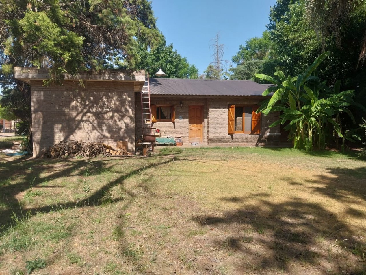 Casa desarrollada sobre una gran fraccion de terreno de 722 m2 con retiro de jardin de 3 dormitorios mas ingreso para vehiculos