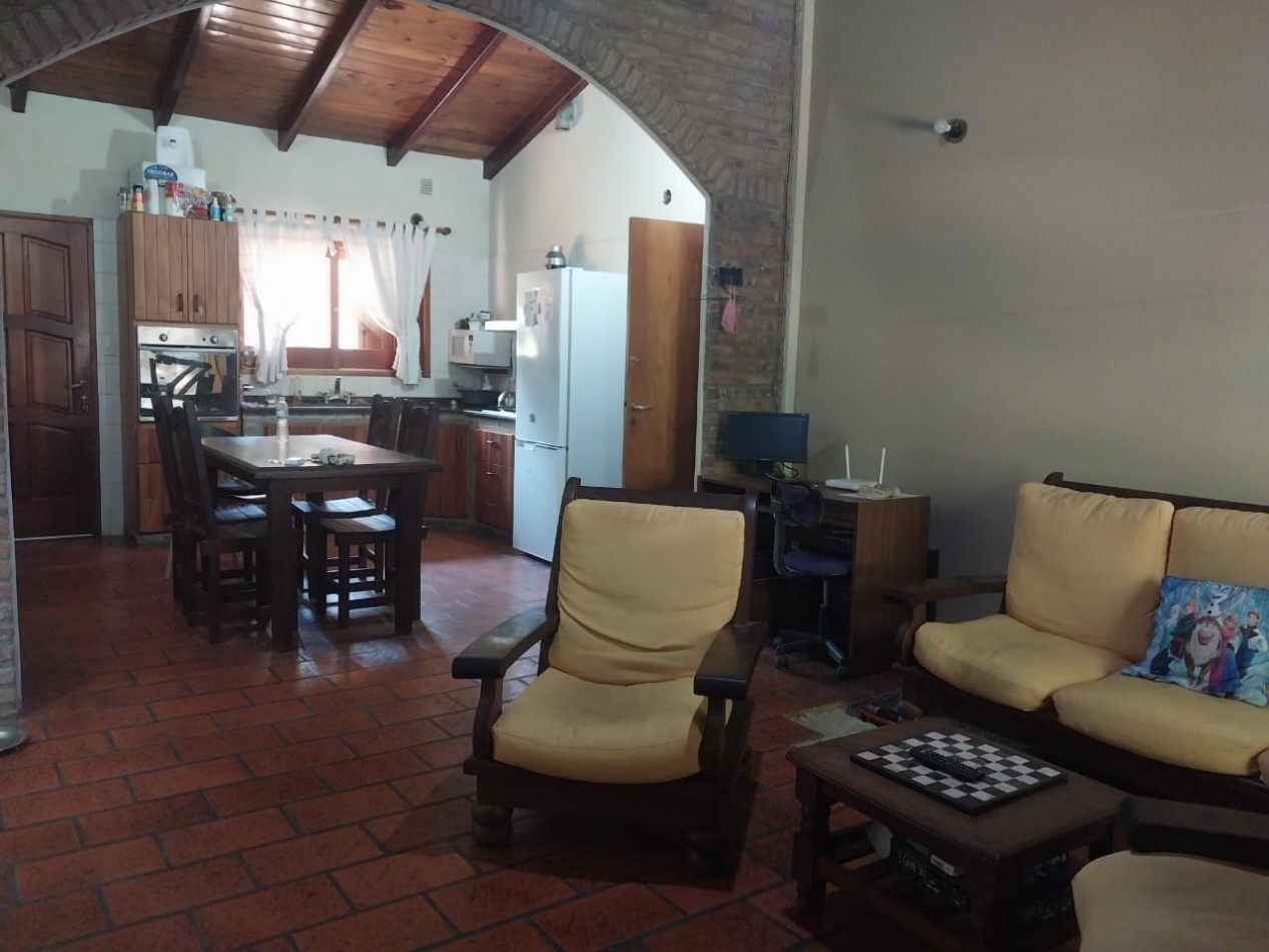 Casa desarrollada sobre una gran fraccion de terreno de 722 m2 con retiro de jardin de 3 dormitorios mas ingreso para vehiculos