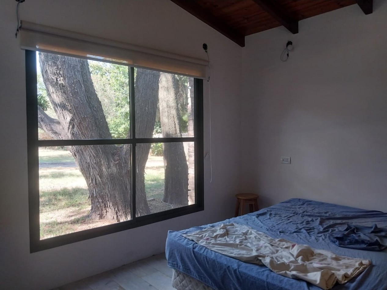 Casa desarrollada sobre una gran fraccion de terreno de 722 m2 con retiro de jardin de 3 dormitorios mas ingreso para vehiculos