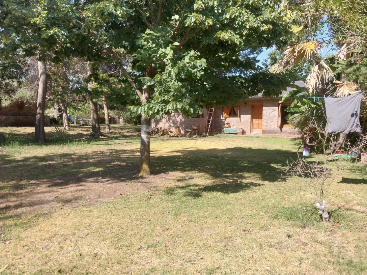Casa desarrollada sobre una gran fraccion de terreno de 722 m2 con retiro de jardin de 3 dormitorios mas ingreso para vehiculos