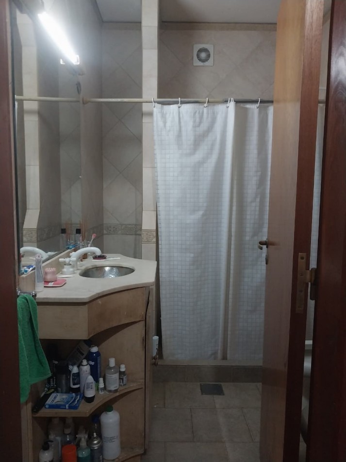 Casa desarrollada sobre una gran fraccion de terreno de 722 m2 con retiro de jardin de 3 dormitorios mas ingreso para vehiculos