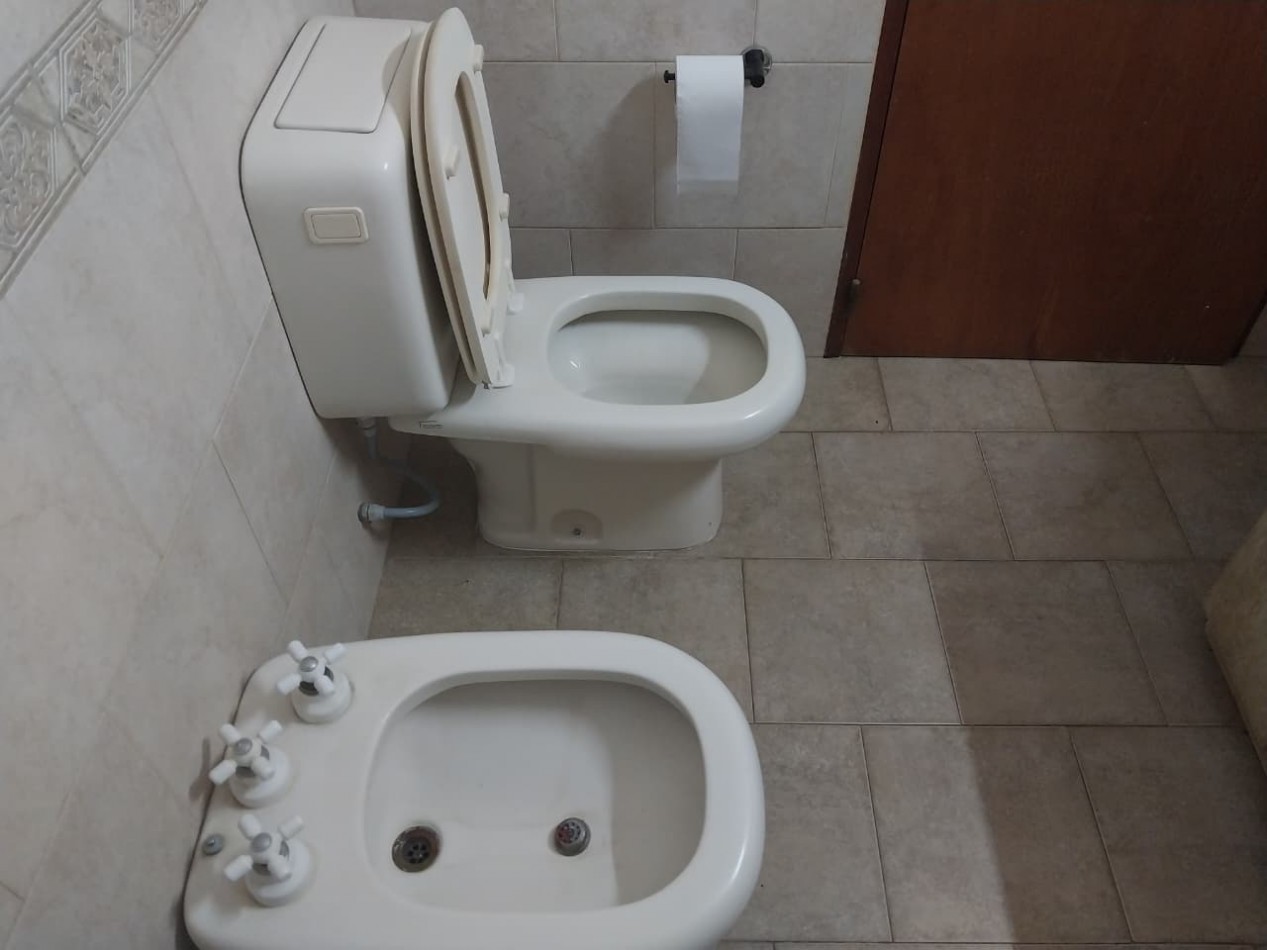 Casa desarrollada sobre una gran fraccion de terreno de 722 m2 con retiro de jardin de 3 dormitorios mas ingreso para vehiculos