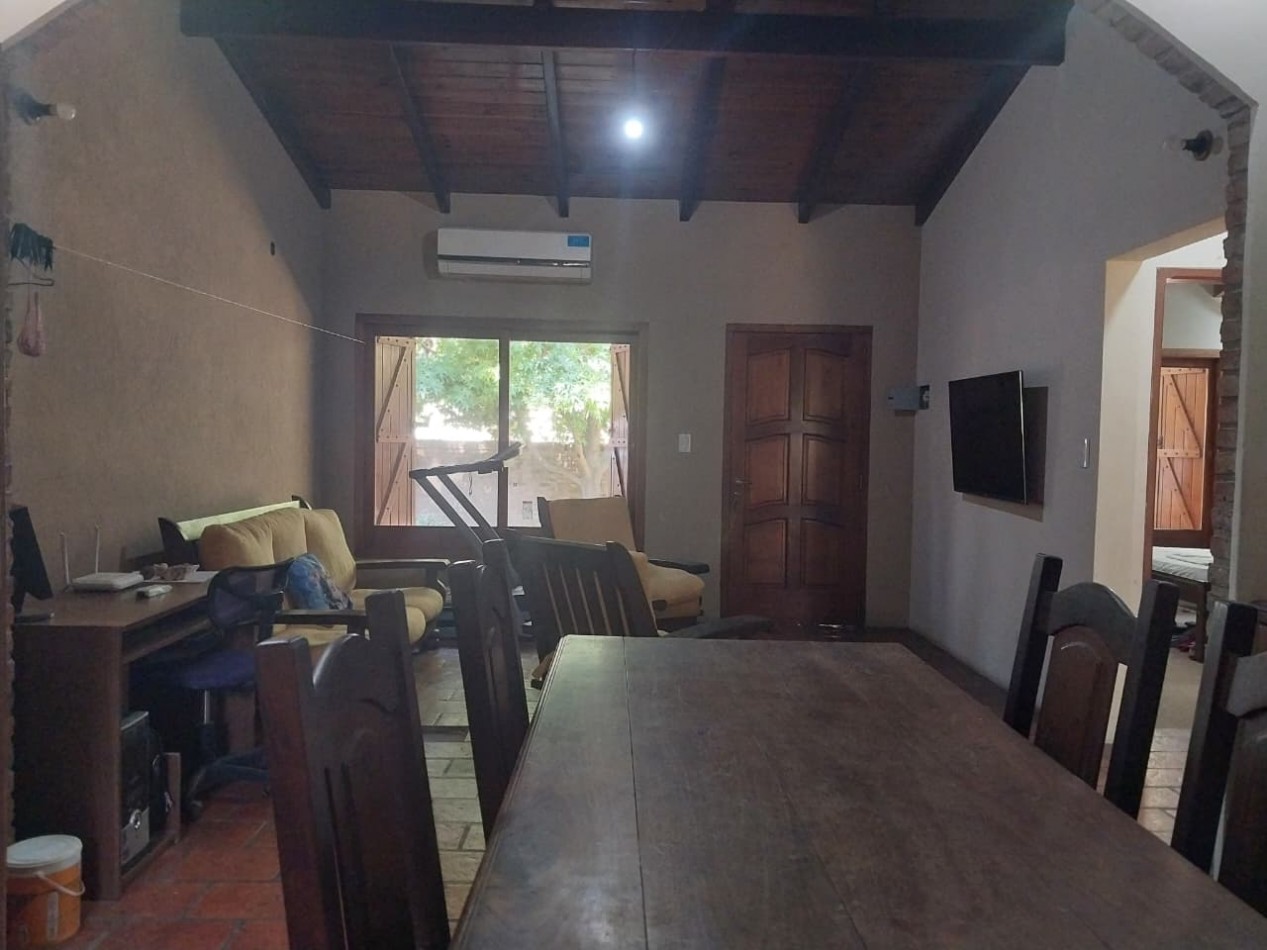 Casa desarrollada sobre una gran fraccion de terreno de 722 m2 con retiro de jardin de 3 dormitorios mas ingreso para vehiculos