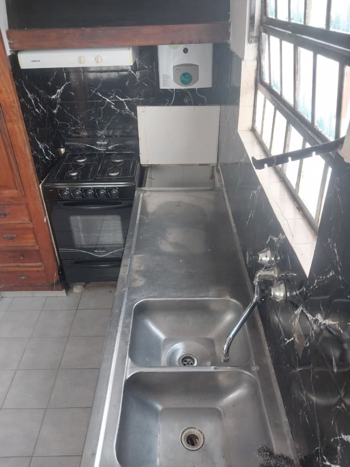 IMPORTANTE CASA EN ESQUINA 2 DORMITORIOS PARRILLERO CUBIERTO Y PATIO 2 INGRESOS BARRIO AZCUENAGA 