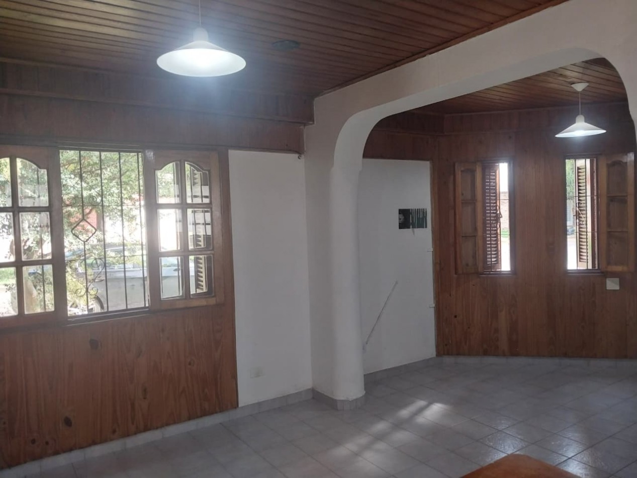 IMPORTANTE CASA EN ESQUINA 2 DORMITORIOS PARRILLERO CUBIERTO Y PATIO 2 INGRESOS BARRIO AZCUENAGA 