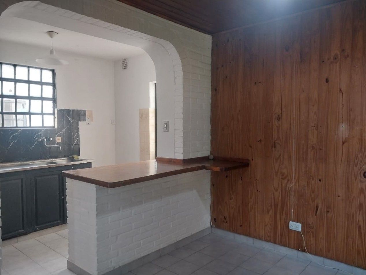 IMPORTANTE CASA EN ESQUINA 2 DORMITORIOS PARRILLERO CUBIERTO Y PATIO 2 INGRESOS BARRIO AZCUENAGA 