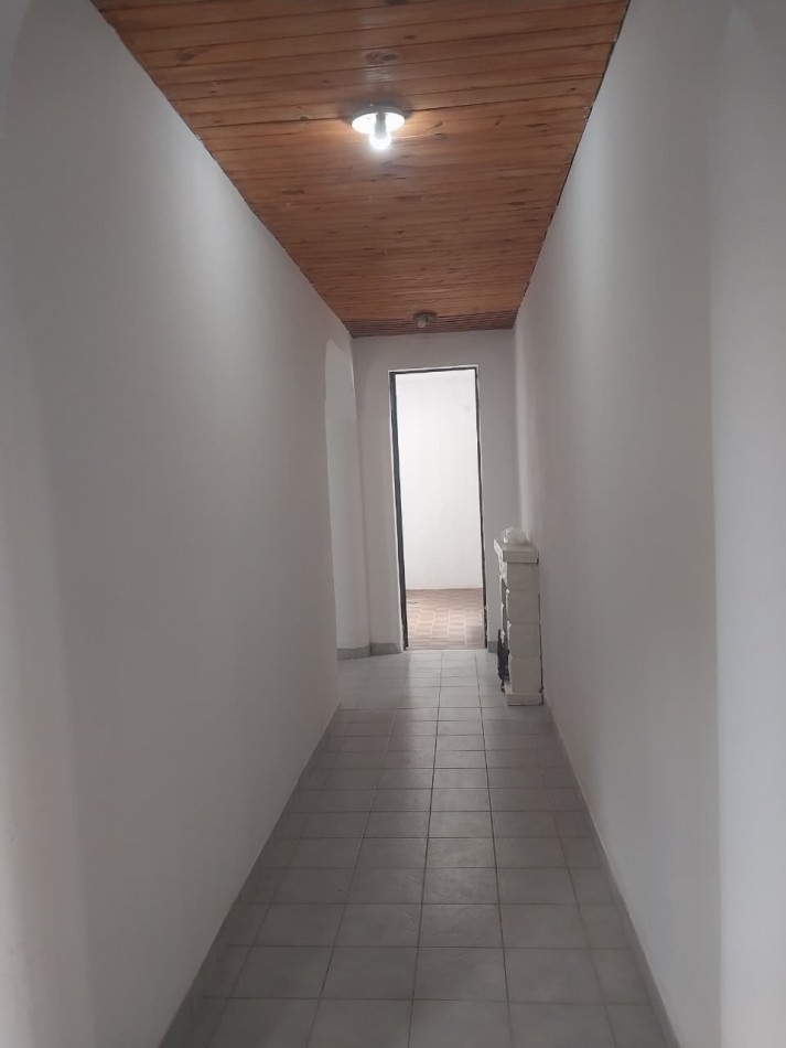 IMPORTANTE CASA EN ESQUINA 2 DORMITORIOS PARRILLERO CUBIERTO Y PATIO 2 INGRESOS BARRIO AZCUENAGA 