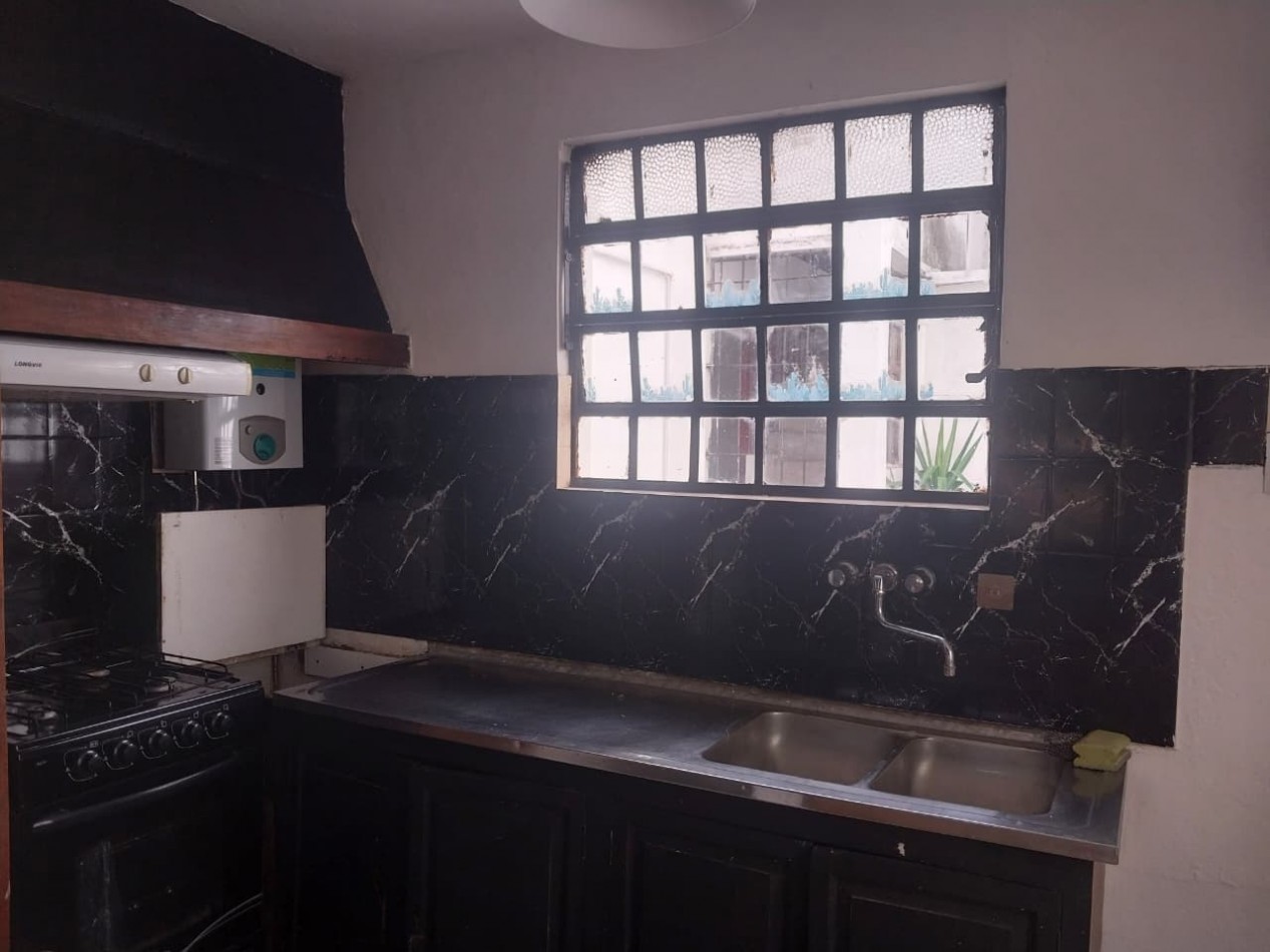 IMPORTANTE CASA EN ESQUINA 2 DORMITORIOS PARRILLERO CUBIERTO Y PATIO 2 INGRESOS BARRIO AZCUENAGA 