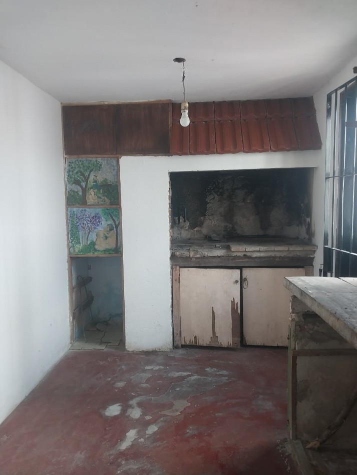 IMPORTANTE CASA EN ESQUINA 2 DORMITORIOS PARRILLERO CUBIERTO Y PATIO 2 INGRESOS BARRIO AZCUENAGA 