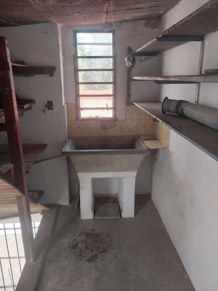 IMPORTANTE CASA EN ESQUINA 2 DORMITORIOS PARRILLERO CUBIERTO Y PATIO 2 INGRESOS BARRIO AZCUENAGA 