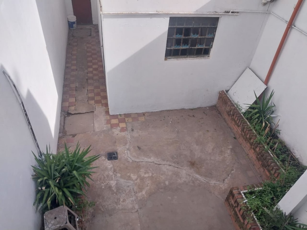 IMPORTANTE CASA EN ESQUINA 2 DORMITORIOS PARRILLERO CUBIERTO Y PATIO 2 INGRESOS BARRIO AZCUENAGA 