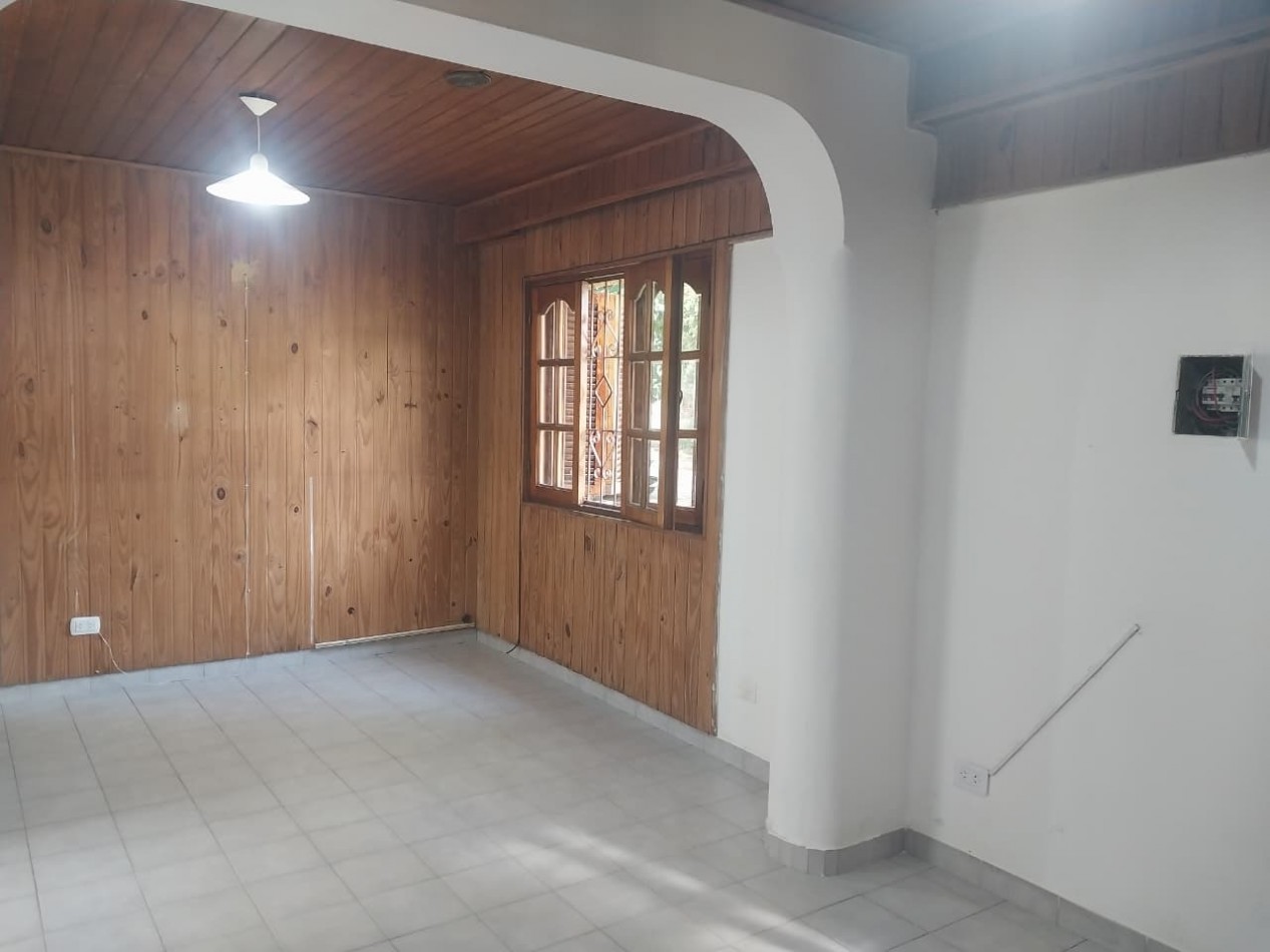 IMPORTANTE CASA EN ESQUINA 2 DORMITORIOS PARRILLERO CUBIERTO Y PATIO 2 INGRESOS BARRIO AZCUENAGA 