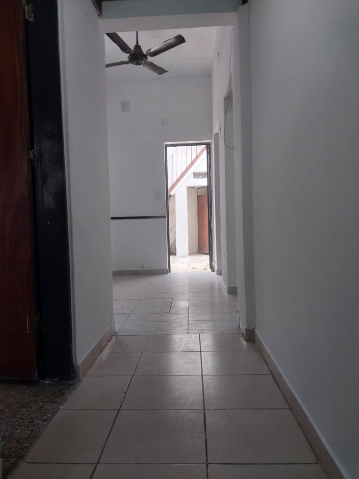 Casa al frente en 2 plantas con cochera 2 dormitorios patio y parrillero terraza Barrio Tablada