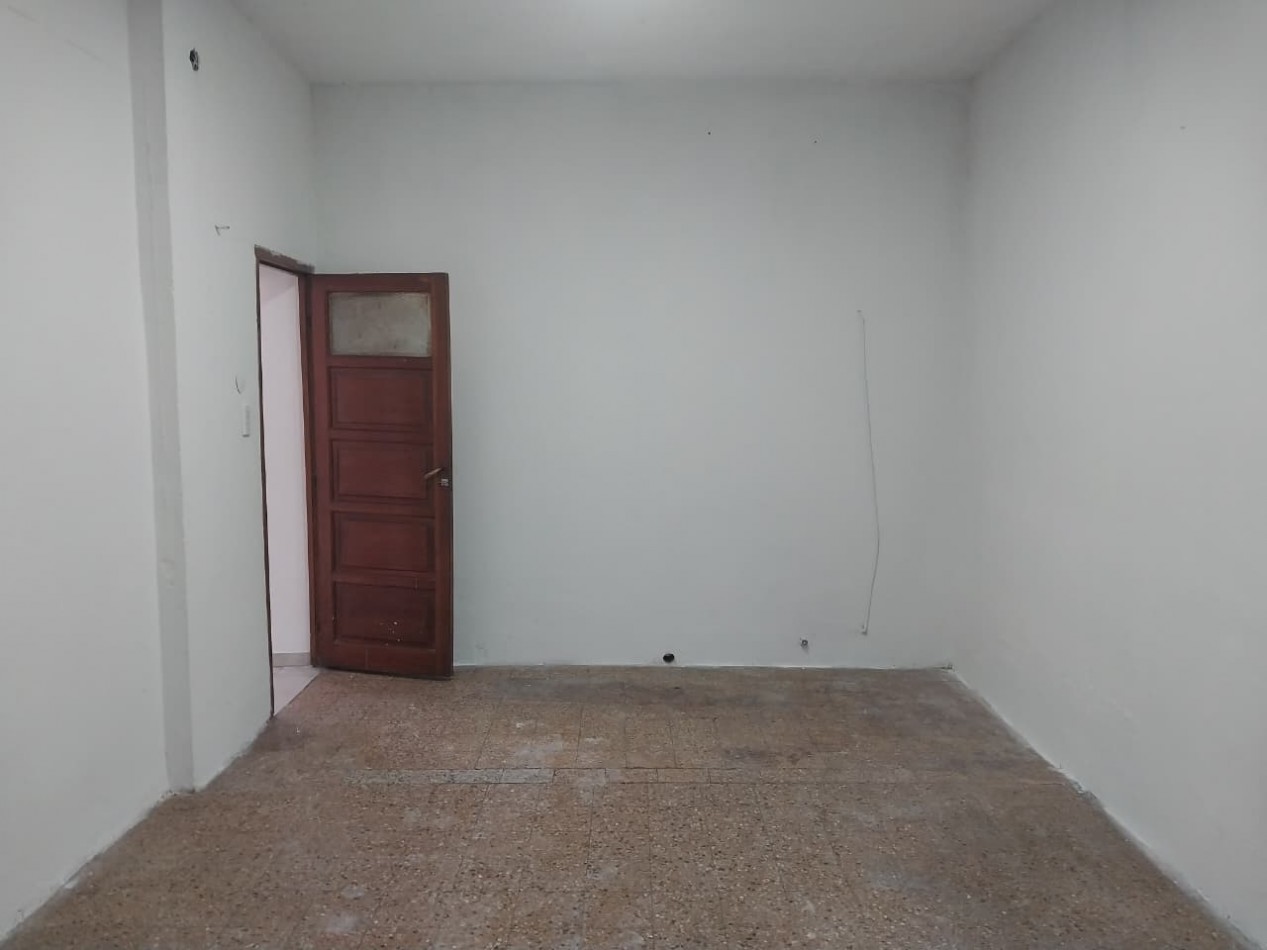 Casa al frente en 2 plantas con cochera 2 dormitorios patio y parrillero terraza Barrio Tablada