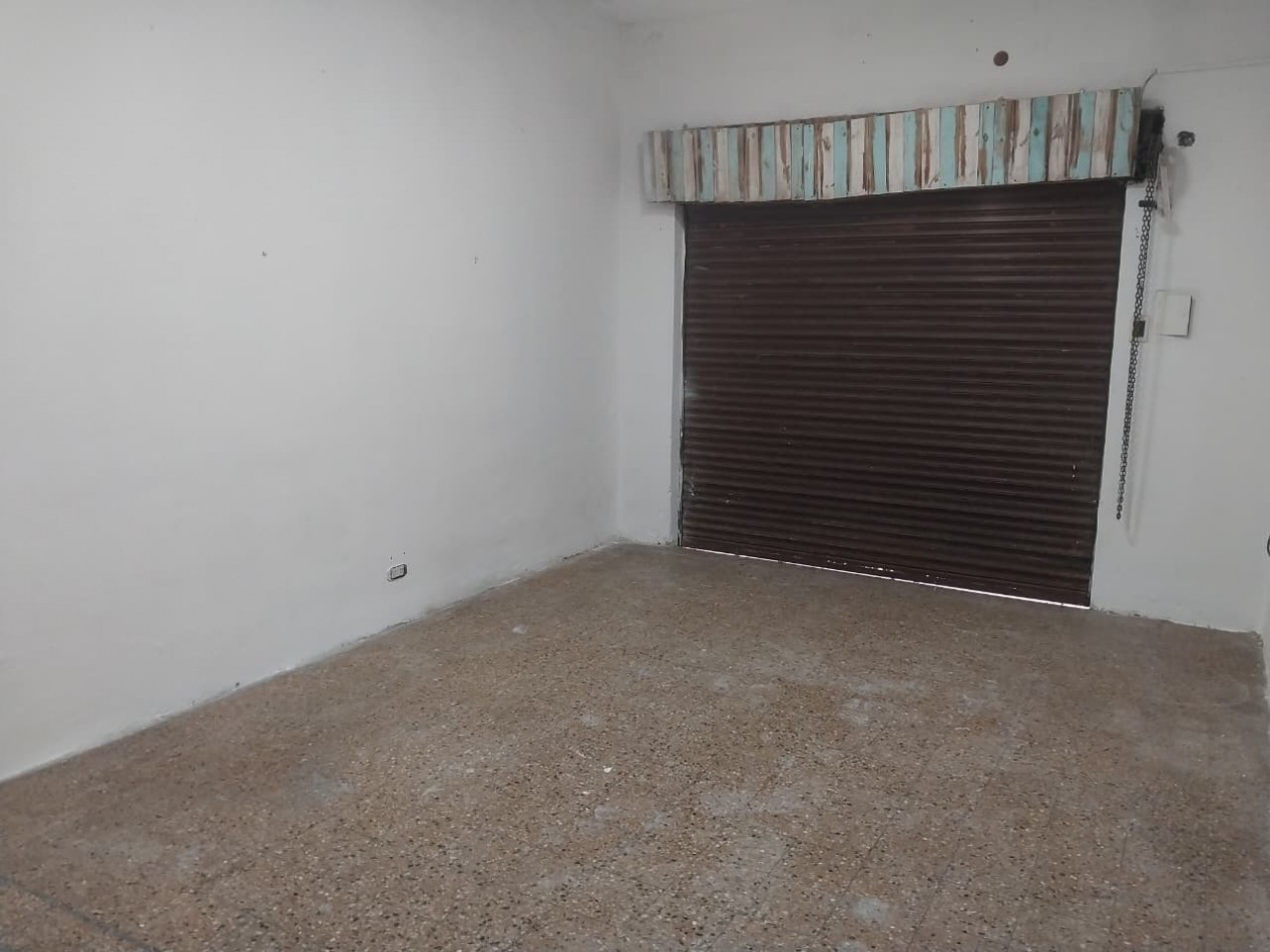 Casa al frente en 2 plantas con cochera 2 dormitorios patio y parrillero terraza Barrio Tablada